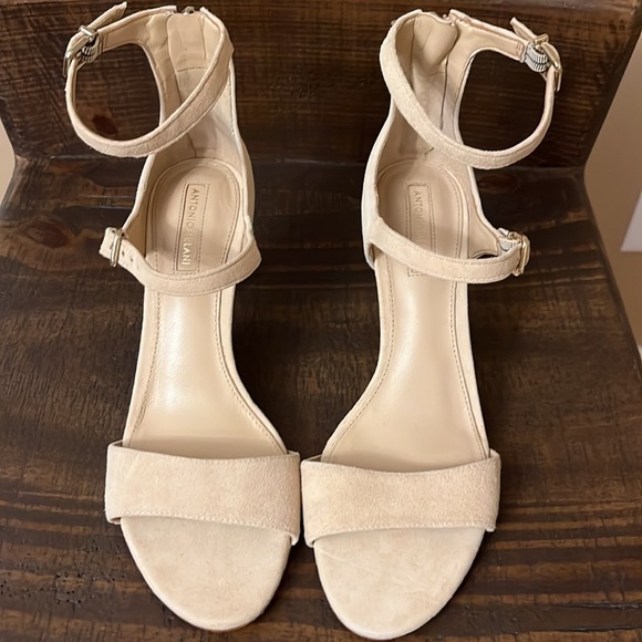 Heels - Picture 2 of 6